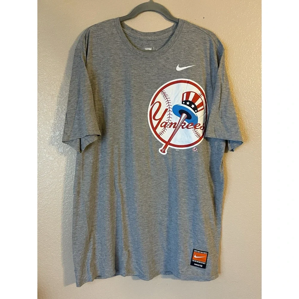 Men's 2XL NWOT New York Yankees Nike Cooperstown Collection Short Sleeve‎ Shirt
